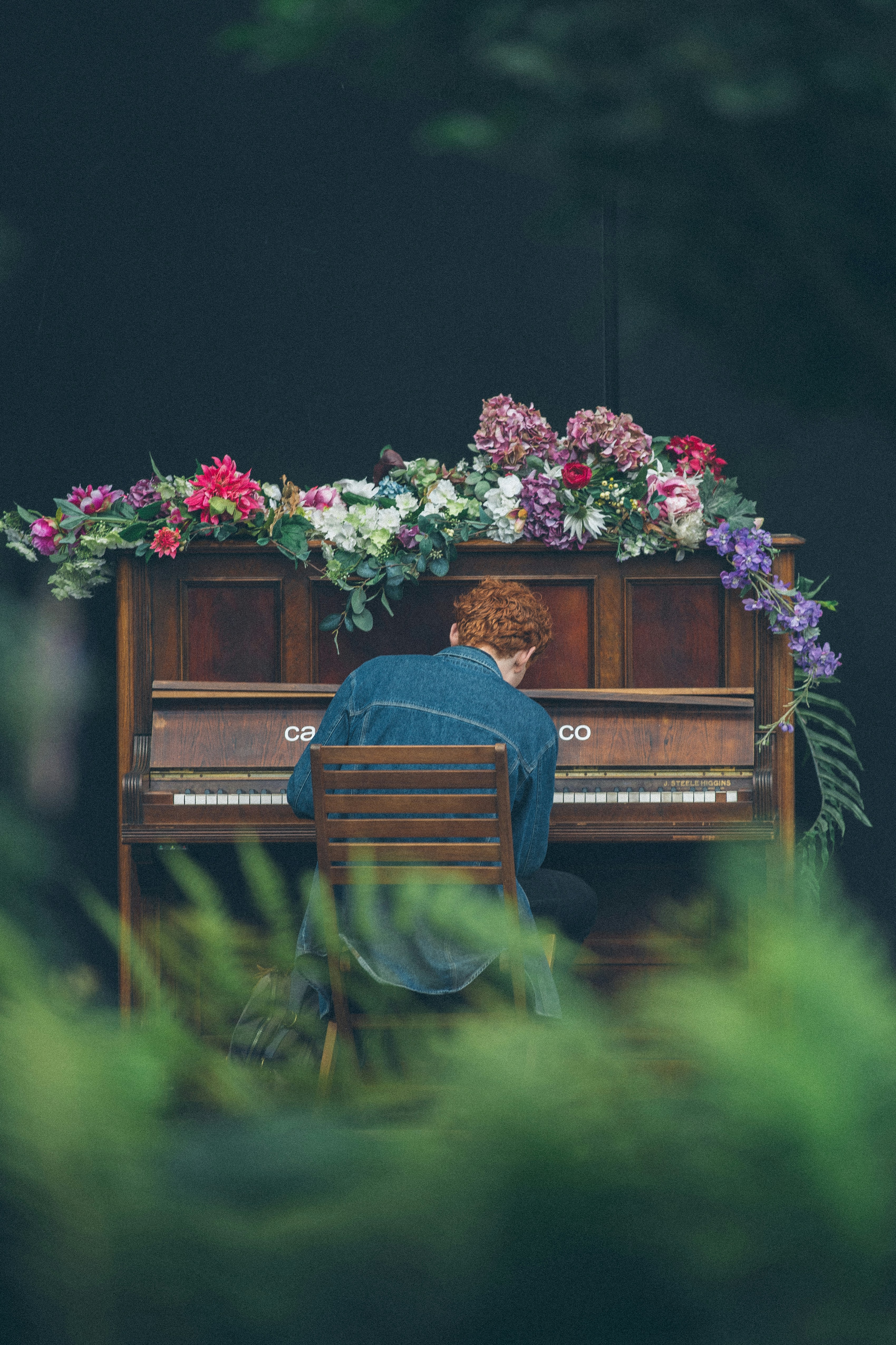 A Piano player in canary wharf by Endless Relaxation man playing upright piano